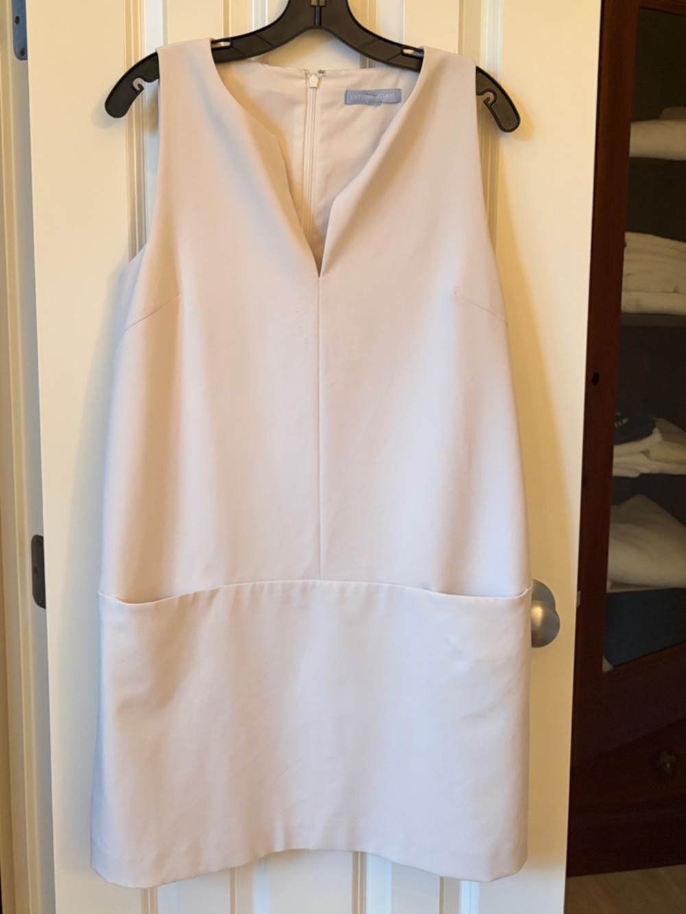 ANTONIO MELANI Sleeveless V-Notch Shift Dress in Light Lavender